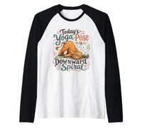 La Postura de Yoga de Hoy es Humor de Vaca de Las Tierras Altas en Espiral descendente Camiseta Manga Raglan