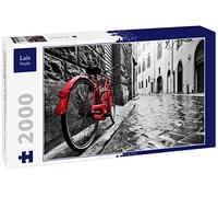 Lais Puzzle Retro Vintage Bicicleta roja en Calle adoquinada del Casco Antiguo. Color en Blanco y Negro 2000 Piezas