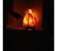 Lámpara de sal de roca del Himalaya gris 100% base de madera mesa de suelo gris raro lámpara de mesa ionizante natural decoración del hogar, regalo (6-7 kg)