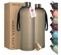 LARS NYSØM Botella de Agua 1,5l - Tritan Botella Agua Deportiva Ultraligera | 2 Tapas Incluida - Cantimplora Botella Prueba de Fugas Apta para el Ácido Carbónico - Correa de Transporte Duradera Botella