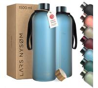 LARS NYSØM Botella de Agua 1,5l - Tritan Botella Agua Deportiva Ultraligera | 2 Tapas Incluida - Cantimplora Botella Prueba de Fugas Apta para el Ácido Carbónico - Correa de Transporte Duradera Botella