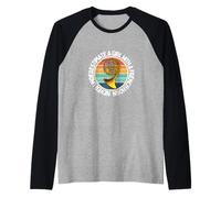 Las mujeres nunca subestiman a una chica con un cuerno francés Camiseta Manga Raglan