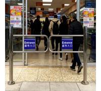 Las Puertas batientes metálicas, adecuadas para la Seguridad de Las entradas de mercados, presentan un diseño Seguro y fiable con Carga no transitable, lo Que Las Hace Ideales para almacenes