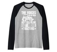 Las Voces en mi Cabeza siguen diciéndome Obtener más Tractores Granja Camiseta Manga Raglan