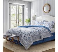 Laura Ashley - Juego de edredón tamaño king, juego de cama de algodón suave y reversible, ropa de cama floral de 4 piezas con fundas de almohada a juego y falda de cama adicional (color azul Charlotte