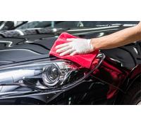 Lavado de coche básico interior y exterior con encerado líquido