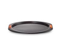 Le Creuset Bandeja antiadherente para pizza, diametro 33 cm, base perforada, resistente a ácidos, revestimiento de acero al carbono, Gris y Naranja, 94102713000000, 94102713000000