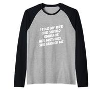 Le Dije a mi Esposa Que debería Aceptar Sus Errores Me abrazó Camiseta Manga Raglan