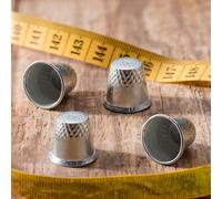 Leddy Living Juego de 4 dedales de metal para costura, resistentes y con pequeñas tallas, perfectos para coser a mano, bordado, manualidades, accesorios esenciales para el hogar