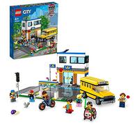Lego 60329 City Día de Colegio, Set con Autobús de Juguete, 2 Clases y Bases de Carretera para Niños y Niñas +6 Años