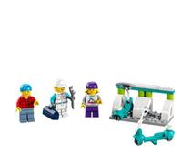 LEGO City 40526 - Patinetes eléctricos y base de carga con minifigura exclusiva, 50 piezas, 3 minifiguras, incluyendo minifigura Grandad