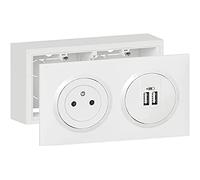 Legrand - Kit toma de corriente 2P+T 16A + 2 USB 2.4A con marco de superficie Dooxie - Blanco