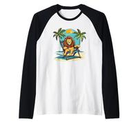 León durmiente en silla para amantes de la playa y las palmeras Camiseta Manga Raglan