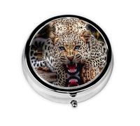 Leopardo. Este pastillero de viaje pequeño, redondo y de tres compartimentos es perfecto para almacenar medicamentos diarios, vitaminas y sobre la marcha.