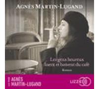 Les gens heureux lisent et boivent du café