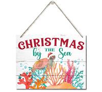 Letrero colgante de puerta de madera de Navidad en la playa, "Christmas By The Sea", letrero de feliz Navidad, decoración de Navidad en la playa, suministros de fiesta de Navidad, regalo de Navidad 10 x 7.8 pulgadas