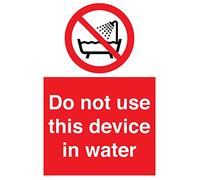 Letrero con texto en inglés "Do not use this device in water", 400 x 600 mm, A2P