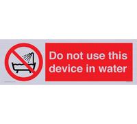 Letrero con texto en inglés "Do not use this device in water", 450 x 150 mm, L41