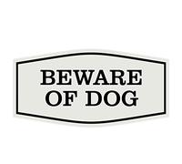 Letrero con texto en inglés "Fancy Beware of Dog"