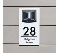 Letrero de dirección solar personalizado con luz LED, placa de número de casa personalizada, letrero moderno de dirección para exteriores (texto negro), 15 x 28 cm