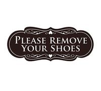 Letrero de diseño con texto en inglés «Please remove your shoes»