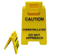 Letrero de escritorio con texto en inglés "Caution Overtimulated Desk Not Approach", divertido accesorio de señalización de oficina, decoración de oficina, regalo novedoso para compañeros de trabajo