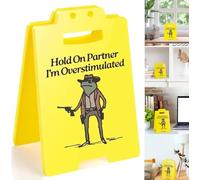 Letrero de escritorio con texto en inglés "Hold On Partner - I'm Overtimulated, mini decoración de oficina, divertida placa de escritorio de trabajo para compañeros de trabajo, empleados y amigos (1