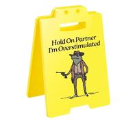 Letrero de escritorio divertido con texto en inglés "Hold On Partner I'm Overtimulated" para compañeros de trabajo, compañeros de equipo, empleados, jefes, decoración de escritorio, letreros