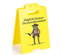 Letrero de escritorio Hold On I'm Overstimulated para espacios de trabajo de oficina o hogar con divertido gráfico de vaquero de rana para añadir personalidad y facilidad de relación (L)