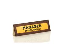 Letrero de escritorio novedoso con el mensaje ""Gerente de aspecto ocupado"" de Boxer Gifts | Regalo divertido para un colega