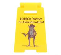 Letrero de escritorio sobreestimulado con humor, accesorio de escritorio de oficina peculiar con rana de dibujos animados, letrero de escritorio novedoso para aliviar el estrés, ficha de plástico