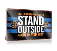 Letrero de estaño divertido con texto en inglés "Tell Him There Is A Place To Stand Outside And Get On Your Way". Letrero de estaño para decoración de puerta de dormitorio, accesorios de bar al aire