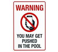Letrero de estaño metálico con texto en inglés «Warning You May Get Pushed in The Pool», letrero de advertencia de no teléfonos, letreros de seguridad para piscina para el hogar, exteriores