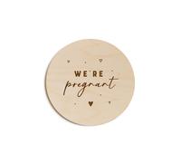 Letrero de madera con el mensaje ""Vamos a tener un bebι"" de The Cotton & Canvas Co., accesorio para sesiσn de fotos de maternidad de 4 pulgadas.