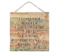Letrero de madera con texto en inglés "It Doesn't Matter Where You're Going It's Who You Have Beside You", decoración rústica, retro, mapa, telón de fondo, letrero vertical de madera para estantes