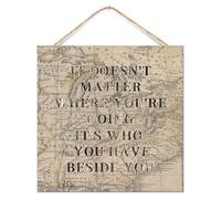 Letrero de madera con texto en inglés "It Doesn't Matter Where You're Going It's Who You Have Beside You", decoración rústica, abstracta, mapa del mundo, letreros de madera pintada, placa de pared