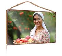Letrero de madera con texto en inglés "Spring Porch" con texto en inglés "A Woman Smiling With A Basket Of Fresh Apples In An Orchard" (23 x 35 cm)