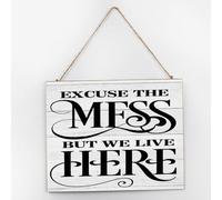 Letrero de madera moderno para decoración del hogar, con texto en inglés "Excuse This Mess But We Live Here" (Excuse This Mess But We Live Here)