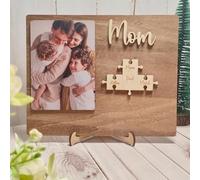 Letrero de madera personalizado para mamá, eres la pieza que nos sostiene juntos, regalo personalizado para el día de la madre para mamá, placa de madera con marco de fotos (35 x 28 cm)