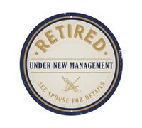 Letrero de metal con texto en inglés "Retired Under New Management"
