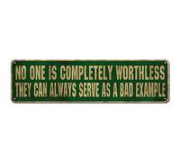 Letrero de metal de aluminio vintage para pared, con texto en inglés "No ONE is Completely Worthless They CAN Always Serve AS A Bad Example", decoración de porche para el hogar, bar, granja, 10,2 x
