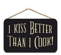 Letrero de metal divertido con texto en inglés "I Kiss Better Than I Cook" para cocina, extraño e interesante, 8 x 12 pulgadas