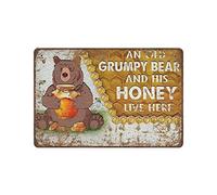 Letrero de metal grueso y duradero con texto en inglés "An Old Grumpy Bear and His Honey Live Here" para decoración del hogar, póster decorativo para pared, letrero de estaño, póster de metal de 8 x