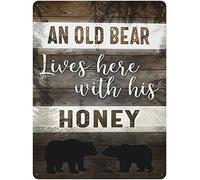 Letrero de metal novedoso de 20 x 30 cm, con texto en inglés "An Old Bear Lives Here with His Honey Brown Wood" para decoración del hogar, decoración de pared, regalo de cumpleaños, jardín, patio