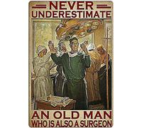 Letrero de metal para cirujano, nunca subestimar a un viejo que también es cirujano, cartel de impresión retro, bar, restaurante, cafetería, placa decorativa de pared, 12.0 x 16.0 in