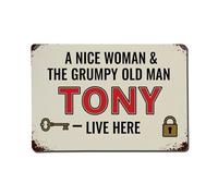Letrero de metal retro con texto en inglés "A Nice Woman And The Grumpy Old Man Tony Live Here", decoración de pared para el hogar, bar, cafetería, póster de metal de 8 x 12 pulgadas