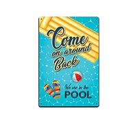 Letrero de metal retro de 20,3 x 30,5 cm con texto en inglés "Come On Around Back We are in The Pool Swimming Pool Wall Sign" perfecto para patio, piscina, terraza o valla, decoración del hogar