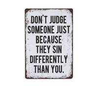 Letrero de metal vintage con texto en inglés "Don't Judge Someone Just Because They Sin Differentially - Cartel de metal retro para oficina, sala de estar, bar, decoración de pared, 8 x 12 pulgadas