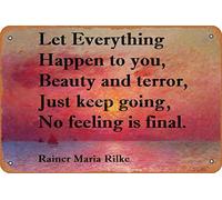 Letrero de metal vintage con texto en inglés "Let everything happen to you: beauty and terror. / Just keep going. No feeling is final". Rainer Maria Rilke con cita de Rainer Maria Rilke