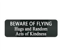 Letrero de plástico acrílico con texto en inglés "Beware of Flying Hugs and Random Acts of Kindness", 25.4 x 7.6 cm, diseño elegante y destacado, perfecto para puertas delanteras, paredes, ventanas y